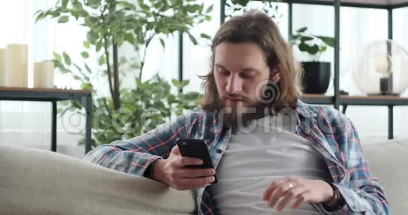 男人在家里用手机吃爆米花视频的预览图
