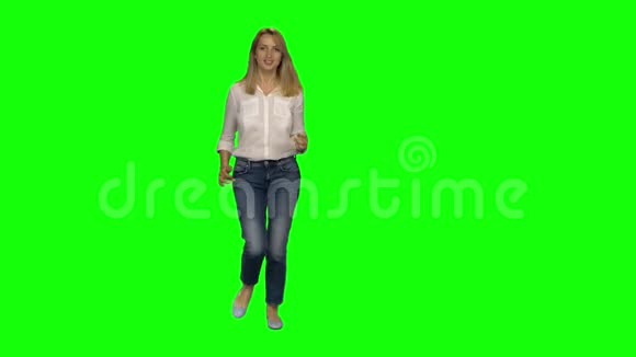 金发女人在绿色的屏幕上微笑着奔跑铬钥匙4k射击前景视频的预览图
