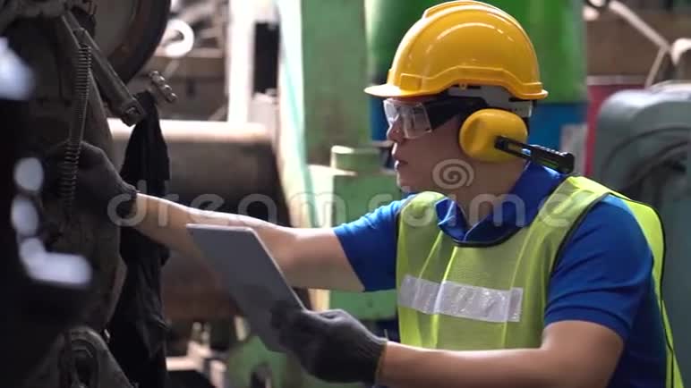 技术人员和工程师正在工厂里操作机器亚洲男子机械工程师手持平板和检查设备视频的预览图
