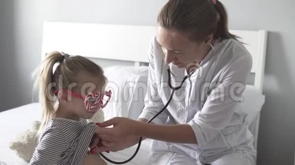 医生用听诊器听小女孩讲话视频的预览图