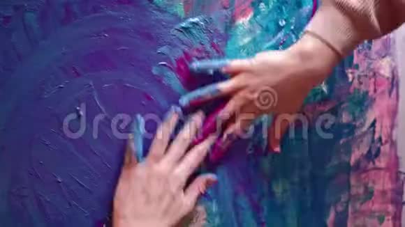 艺术治疗女手涂抹丙烯酸涂料视频的预览图