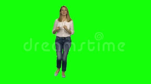 金发女人跑了然后停在了绿色的屏幕上彩色键4k镜头正视图视频的预览图