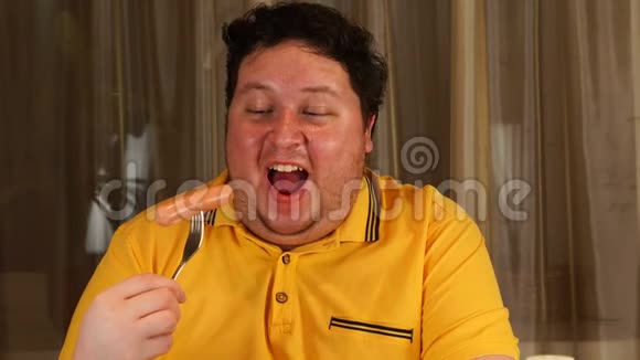 男人拿着香肠脸很开心吃早餐吃热狗视频的预览图