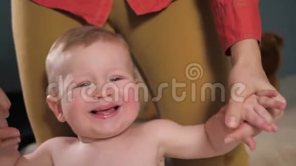 妈妈牵着宝宝的手向前看镜头第一个婴儿台阶概念慢动作和特写视频的预览图