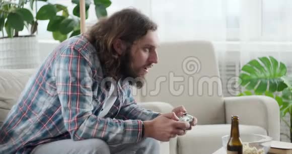 兴奋的男子在电子游戏中获胜视频的预览图
