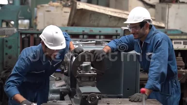 技术人员和工程师在一家工厂工作白种人双胞胎机械工程师检查设备视频的预览图