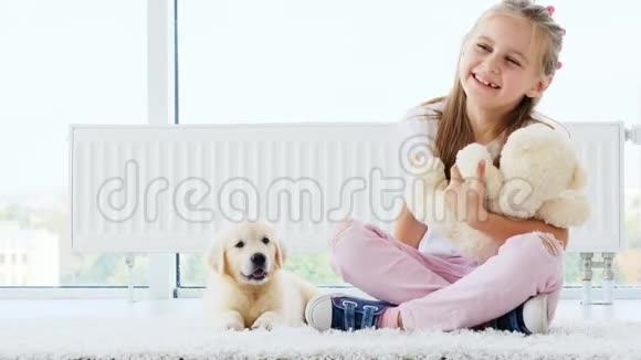 微笑的女孩靠近躺着的小狗视频的预览图