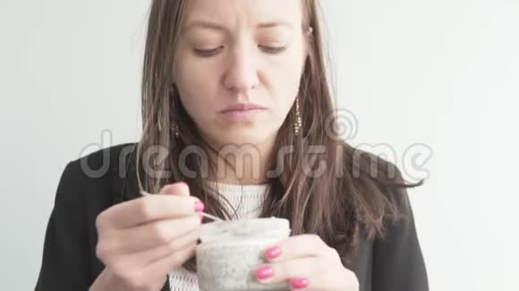女商人在工作的午餐时间吃酸奶视频的预览图
