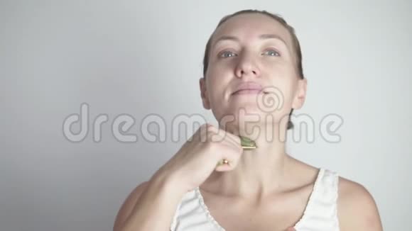 女人用滚筒来锻炼颈部皮肤的弹性视频的预览图