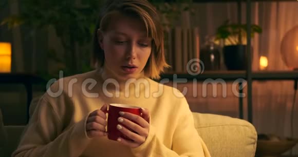 晚上喝咖啡看书的女人视频的预览图