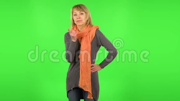 中年金发女人在骂摇着食指绿色屏幕视频的预览图