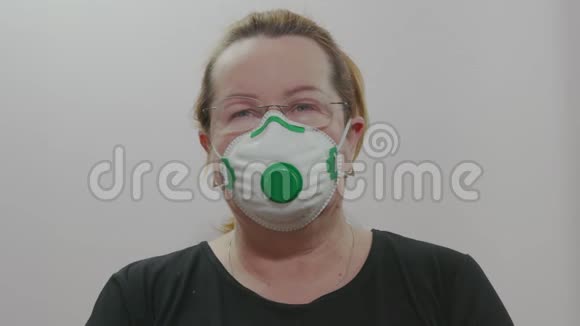 戴着医用面具的女人冠状病毒的流行控制和适当的感染预防视频的预览图