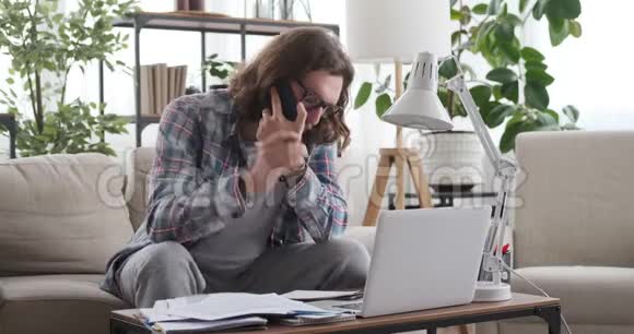 男人在家里工作时会用手机说话视频的预览图