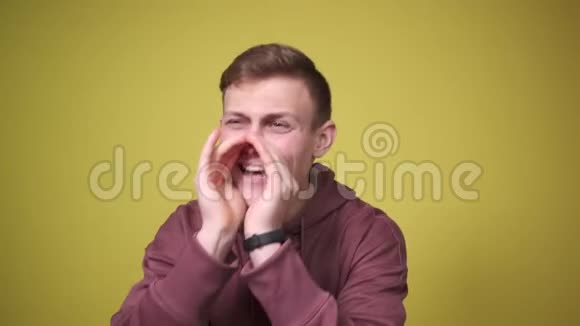 男人用双手捂着嘴大喊视频的预览图