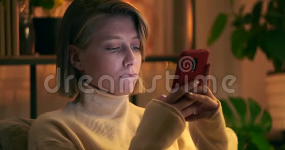晚上用手机发快乐的女人短信视频的预览图