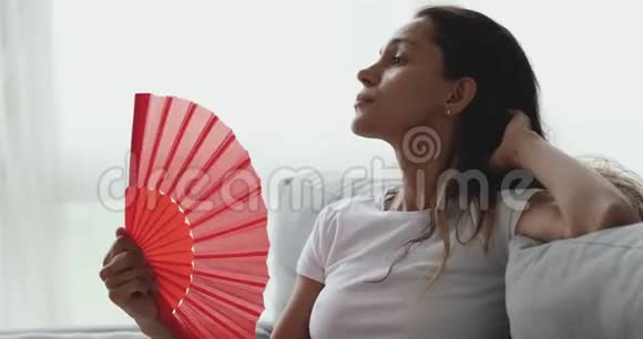 精疲力竭的年轻混血女孩患有炎热的夏季天气视频的预览图