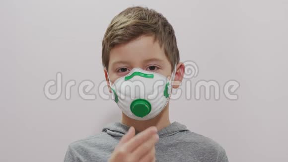 戴医疗面具的男孩冠状病毒的流行控制和适当的感染预防视频的预览图