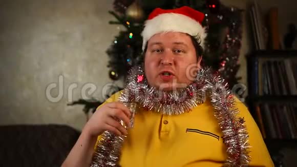 戴着圣诞帽的男人喝着一杯伏特加视频的预览图