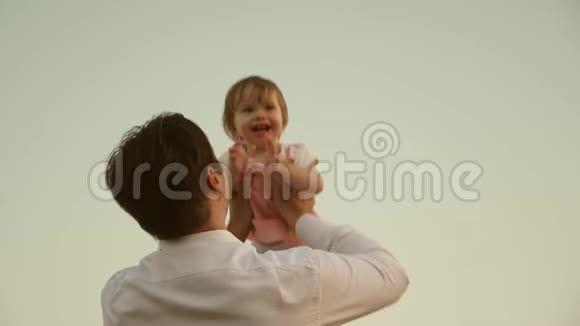 爸爸休息日爸爸和小朋友一起玩一起笑一起拥抱爸爸在蓝天上抛出一个快乐的女儿开心快乐视频的预览图
