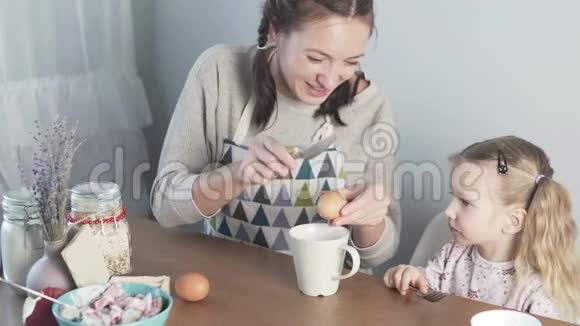 妈妈教做煎蛋卷小女儿视频的预览图