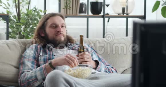 男人在家里看电视喝着喝着喝着喝着喝着喝着喝着视频的预览图