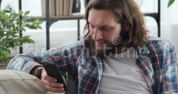 男子使用手机进行视频通话视频的预览图
