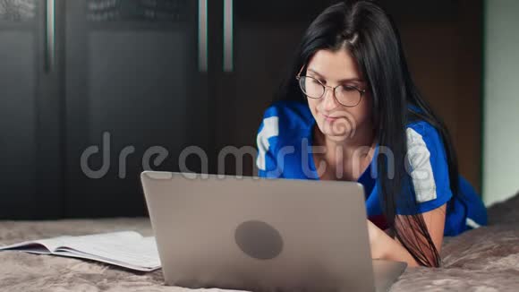 自由职业者女孩在家工作使用笔记本电脑和纸质文件中型近距离拍摄4k红色相机视频的预览图