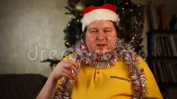 戴着圣诞帽的男人拿着一杯伏特加视频的预览图