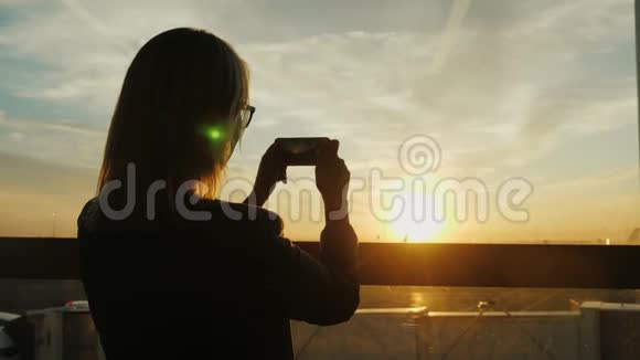 日落时分一位女士为机场的美丽景色拍照视频的预览图