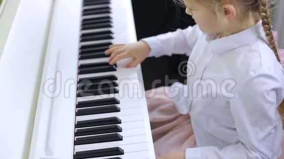 学习钢琴音乐的小女孩视频的预览图