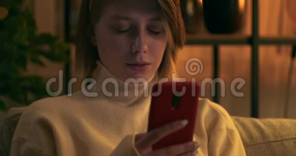 女人晚上用手机视频的预览图