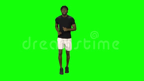 非洲裔美国人正在绿色屏幕Chroma键前景视频的预览图