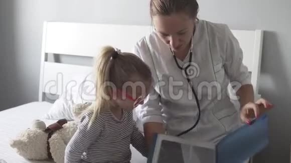 医生给小女孩看了一张肺炎后肺部的照片视频的预览图