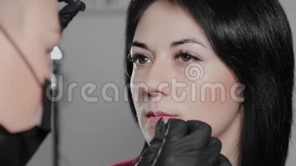 专业的永久化妆师为客户做眉毛标记视频的预览图