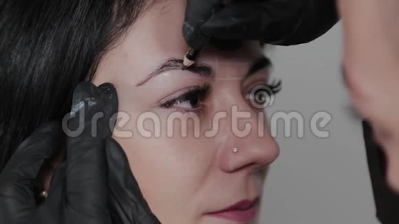 专业的永久化妆师为客户做眉毛标记视频的预览图