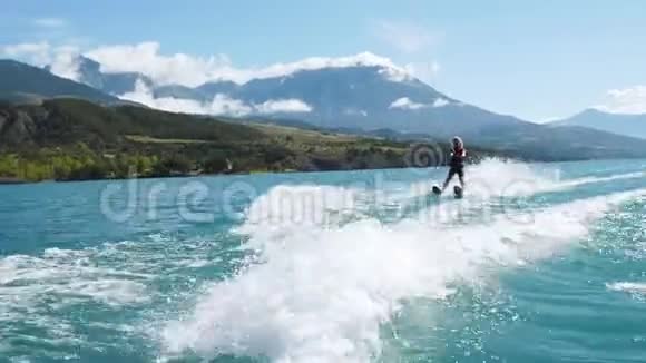 在海上或湖泊上滑雪在度假时在夏季海滩上滑雪视频的预览图