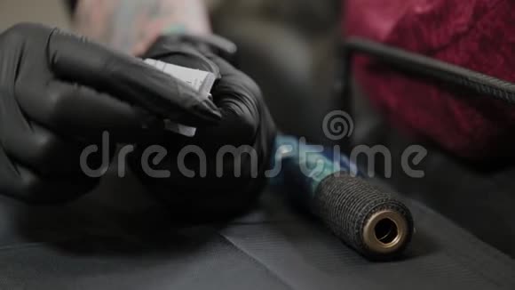 专业的永久化妆师把纹身工具放在桌子上视频的预览图