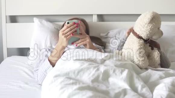 一个女人和她的女儿早上躺在床上视频的预览图