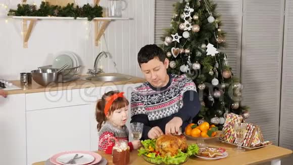 女人亲吻吃女儿坐在父亲的厨房视频的预览图