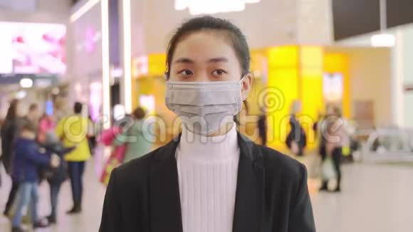 女性医用口罩保护冠状病毒2019n公司V视频的预览图