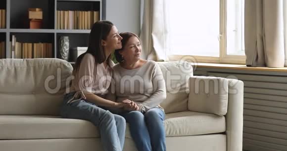 深情两代女性家庭梦想在家放松视频的预览图