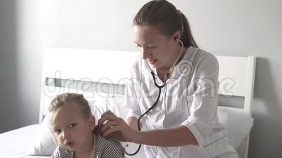 医生用听诊器听一个小女孩说话视频的预览图