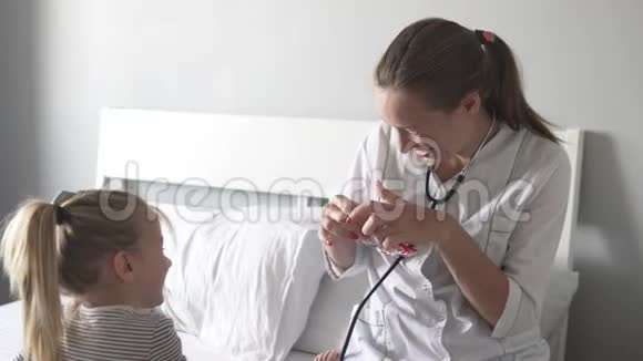 一位女医生在医院检查一个小女孩视频的预览图