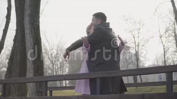 快乐的年轻白种男人和年长的女人在公园拥抱和微笑享受年龄差异的快乐夫妻视频的预览图