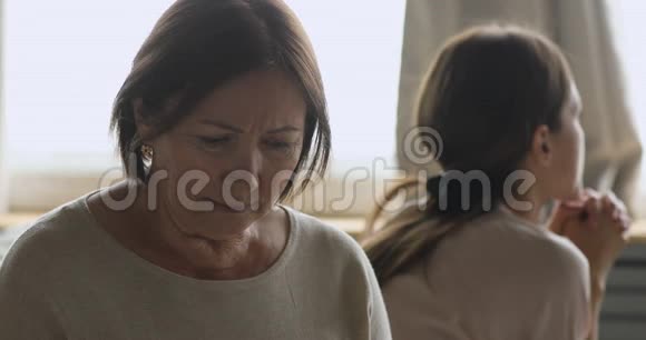 忧心忡忡的老母亲和女儿吵架后感到很受伤视频的预览图