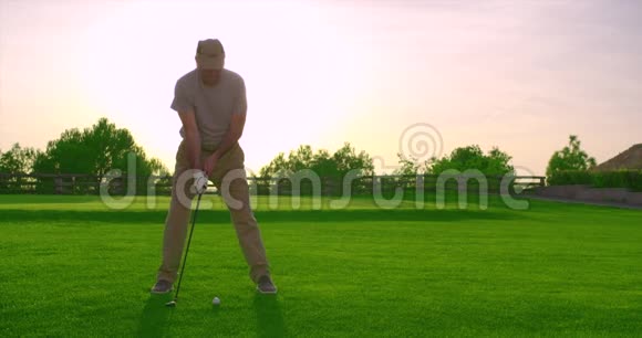 英俊的老高尔夫球手摇摆高尔夫俱乐部在天堂高尔夫视频的预览图