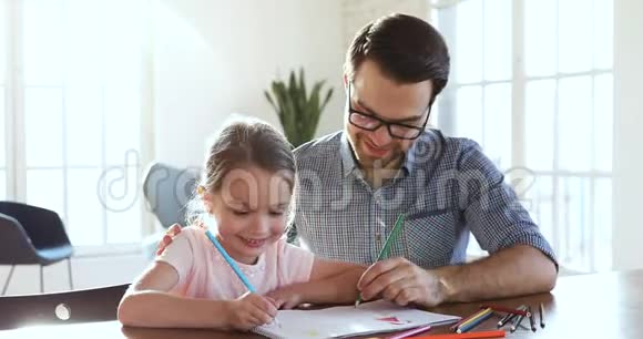 快乐爸爸教小可爱的女孩画彩色铅笔视频的预览图
