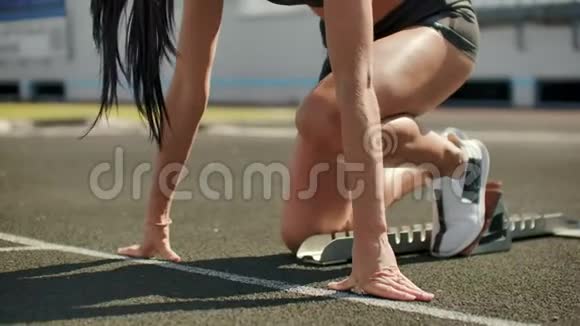 慢动作女子运动员在400米内等待比赛开始女运动员在100米内等待比赛开始视频的预览图