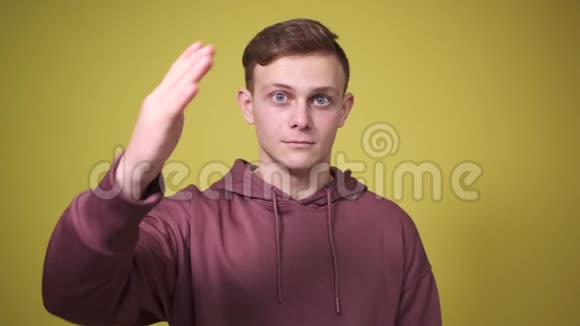 男人捂着眼睛做手势视频的预览图