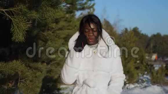 黑皮肤的女孩在森林里散步打电话视频的预览图